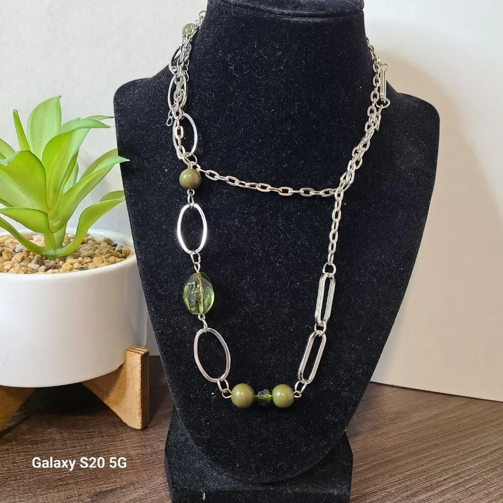 Unbranded Silver‎ Tone w/Green Beads Necklace Ladies Pre-Owned Vintage Casual